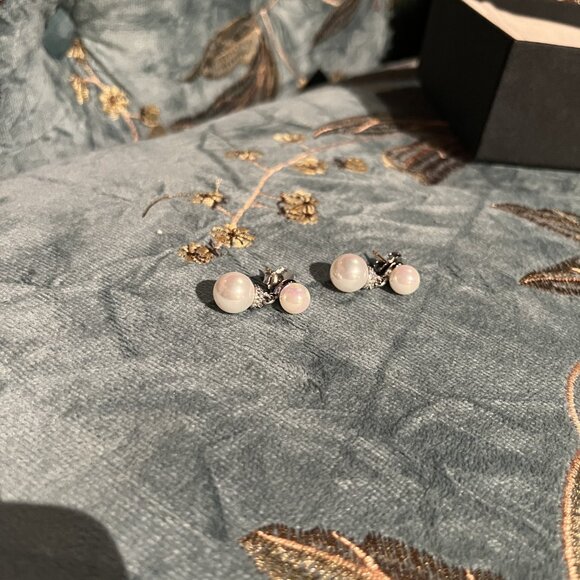 D̲a̲v̲i̲d̲ ̲Y̲u̲r̲m̲a̲n̲ Pearl Earrings - Picture 2 of 5